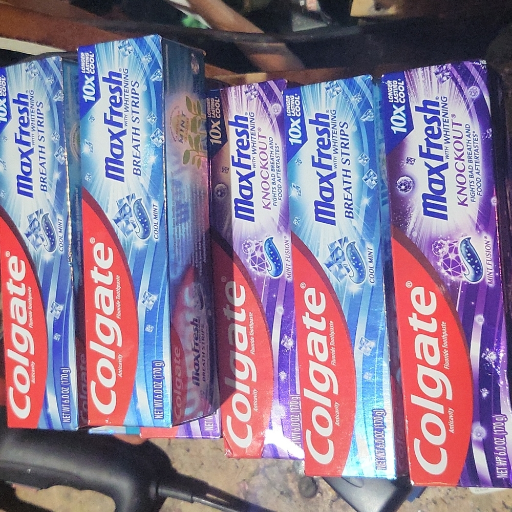 Colgate maxfresh with whitening qty 7 (4 "knockout" 3  breath strips)